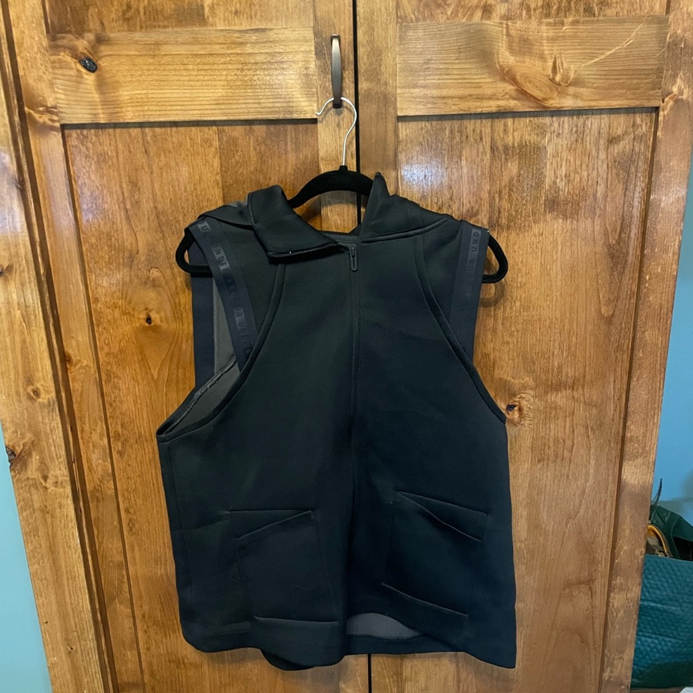 Women’s, under amour, never worn, move vest, size XL